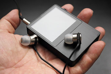 Astell&Kern-AK100-in-mano